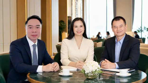Nguyễn Thanh Bình, Tina Tình và Khương Văn Sâm trong không gian gặp gỡ của Câu lạc bộ Doanh Nhân Thịnh Vượng.